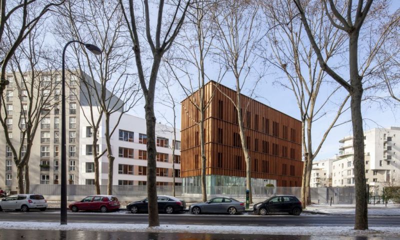Les deux bâtiments de bureaux se font face et sont reliés par un volume vitré. Ils sont régis par le même principe constructif. Le premier acte réalisé par nos équipes a consisté à démolir ce volume vitré situé entre les deux bâtiments afin de laisser la lumière naturelle irriguer les espaces intérieurs et desserrer le vis-à-vis pour créer les conditions d’habitabilité en termes d’ensoleillement et de vues. La restructuration lourde s’est aussi traduite par une extension-surélévation.