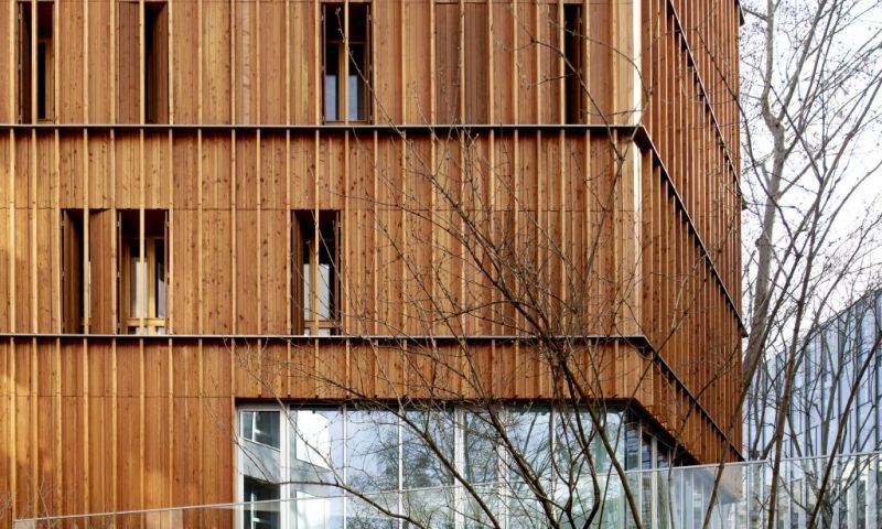 La résidence “Bertelotte” est une référence innovante en matière d’isolation à haute performance thermique. Ses façades sont composées de panneaux préfabriqués en bois avec une isolation biosourcée en paille provenant d’Île-de-France. Leur utilisation permet le développement d’une filière sèche et écologique et une bonne isolation via un matériau naturel et performant.