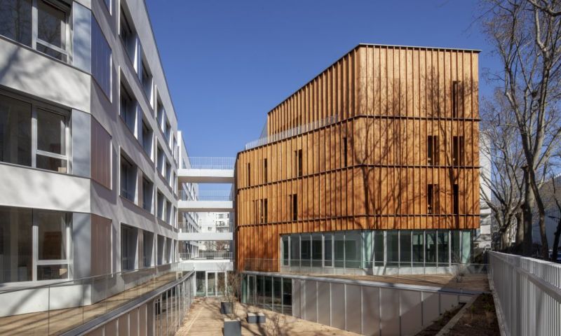 Les équipes de Bouygues Bâtiment Ile-de-France - Habitat Social ont réalisé les travaux de réhabilitation de 4 400 m² de bureaux afin de les transformer en une résidence pour étudiants de 139 chambres. Le projet est situé au 28 rue du Colonel Pierre Avia, face au parc Omnisport Suzanne-Lenglen dans le 15ème arrondissement de Paris. (Maître d’ouvrage : Paris Habitat ; Architecte : NZI Architectes ; Projet certifié H&E )