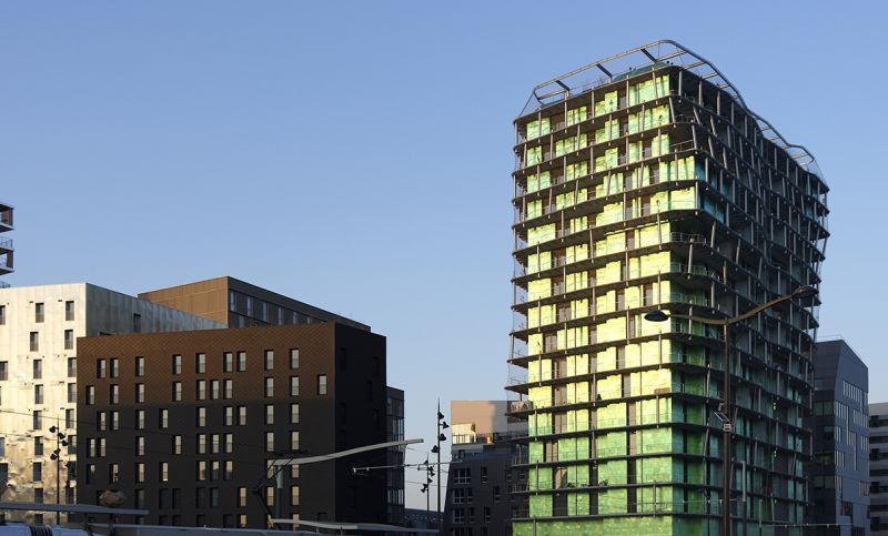 Première tour de logements à Paris depuis les années 70, la « Tour de la Biodiversité » accueille 18 étages de logements sociaux dotés de balcons filants en plein ciel !