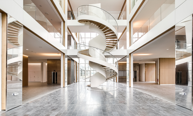 C2N (Palaiseau – 91) : Cet escalier monumental se trouve au cœur du Centre de Nanosciences et de Nanotechnologies - C2N (CNRS/Université Paris-Saclay). Il comporte des bureaux, des espaces de recherche et d’enseignement ainsi que la plus grande salle blanche de France. Architecte : Atelier Michel Rémond