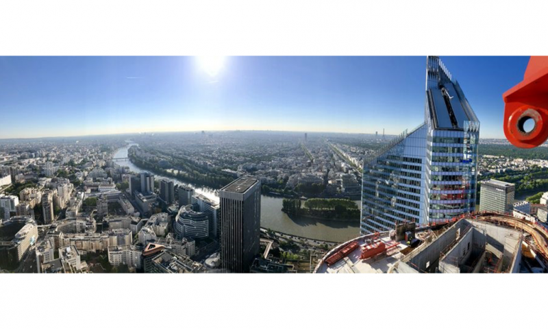 Sa surface totale atteint 51 000 m², variant de 600 m² en pied de tour et jusqu’à 1 900 m² à sa tête. Un de nos collaborateurs a capturé ce panorama unique depuis son chantier ! Aux côtés d’Alto on peut apercevoir la Tour First, opération également signée Construction Privée, emblématique du quartier d’affaires de Paris La Défense ! // Maîtrise d’ouvrage : Linkcity Ile-de-France - Architecte : IF Architectes - Crédit photo : © Florent Portalier