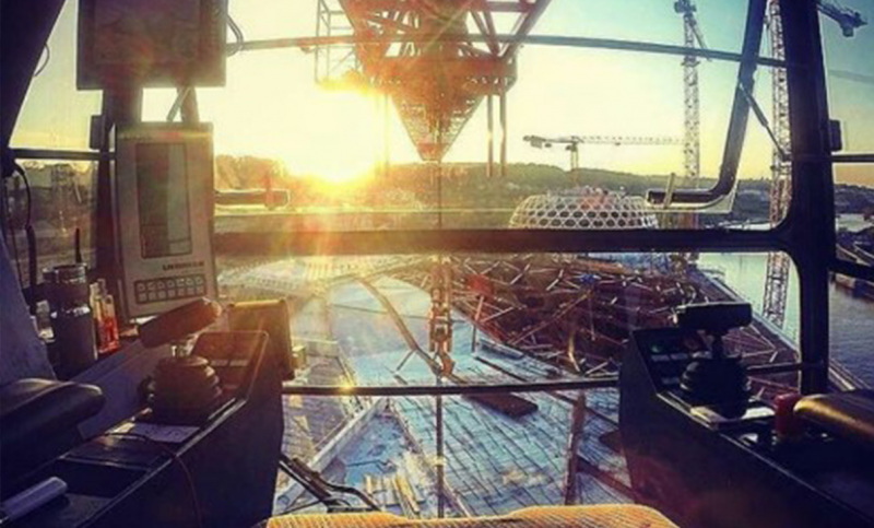 Notre grutier nous offre une immersion totale à l’intérieur de sa cabine. De quoi s’imaginer aux commandes de sa grue pour la journée devant ce chantier : l’avez-vous reconnu ? Un indice : il comprend un auditorium structuré par une charpente de bois. Bravo il s’agit de l’emblématique Seine Musicale réalisée par nos équipes en 2017.