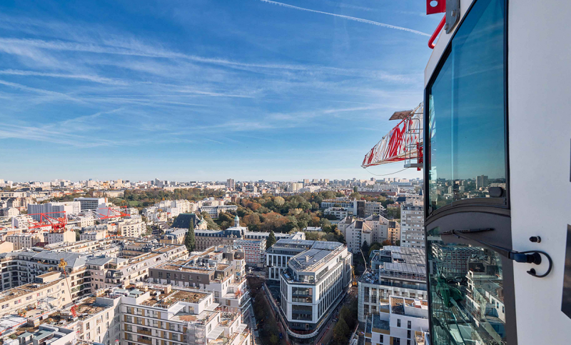 Un peu de sport pour notre grutier qui prend de la hauteur pour atteindre sa cabine ! Il nous offre un point de vue époustouflant depuis le chantier d’Issy Cœur de Ville situé à Issy-les-Moulineaux.