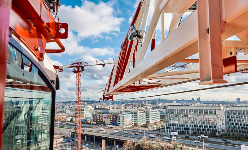 Grandiose ! C'est le mot qui nous vient à l'esprit en regardant cette vue panoramique sur la ville de Paris ! Bienvenue au sommet de la grue sur l'un de nos chantiers franciliens.
