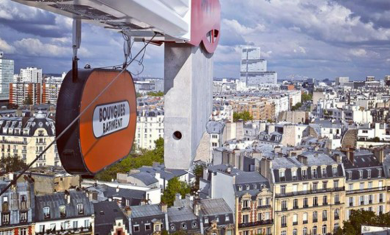 Nos équipes sont à pied d’œuvre sur leur chantier, même lorsqu’elles prennent de la hauteur depuis leur grue ! Notre grutier nous fait profiter ici, d’une vue imprenable sur Paris et sur le Tribunal de Paris, opération réalisée il y a quelques années par nos équipes.
