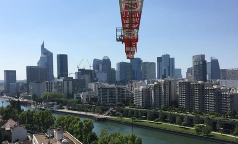 Cap sur La Défense : nos équipes immortalisent des vues imprenables telles que celle-ci ! Un point de vue partagé par le grutier du projet D’une rive à l’autre sur l’Île de la Jatte à Neuilly-sur-Seine.