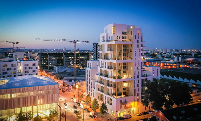 Cette tour de 54 mètres composée de 88 logements allant du studio aux 4 pièces duplex, propose une nouvelle façon de vivre ensemble. Des jardins suspendus d’environ 80 m² chacun se situent tous les 4 étages en terrasse et sont disponibles pour l’ensemble des copropriétaires.