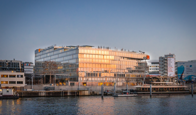 Situé au bord des quais à Issy-les-Moulineaux (92), l'immeuble Bridge s'étend sur 56 000 m² en R+8 et sur 4 niveaux de sous-sols.   A l'entrée, une Halle Eiffel datant de 1884, respectant le patrimoine historique, héberge sur 2 500 m² des espaces de coworking, des commerces et des restaurants accessibles au public et indépendants des bureaux.