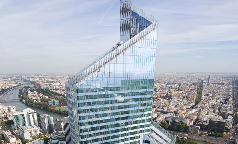 Tour First : Concentrée d’innovations, cette tour a obligé Bouygues Bâtiment Ile-de-France à revoir tous ses modes opératoires habituels. Ainsi le chantier a été conduit à l’envers, du haut vers le bas, pour bâtir les dix niveaux supplémentaires.