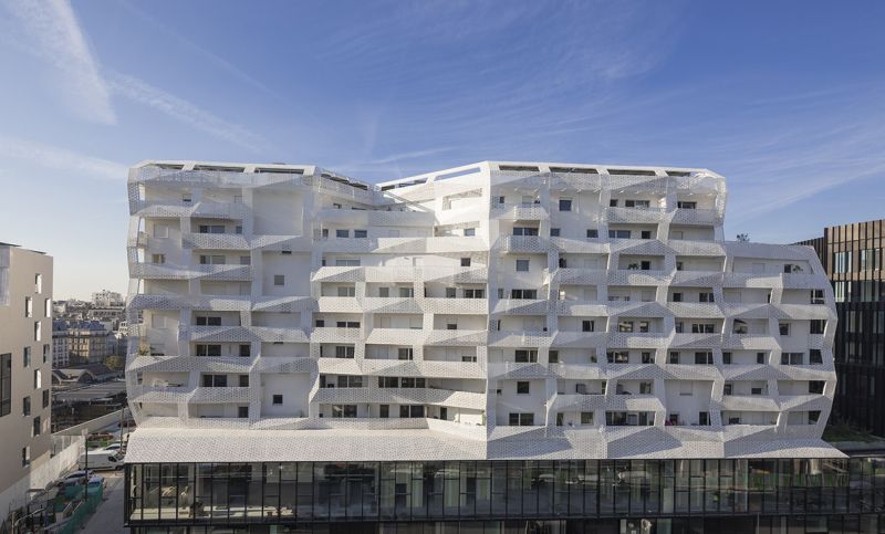 Niché entre le square des Batignolles et le parc Martin Luther King, ce projet extraordinairement mixte a été imaginé pour le millier d’habitants futurs comme pour les usagers du métro, des bureaux et des commerces, avec une attention particulière sur les qualités d’usage et la générosité des espaces végétalisés.