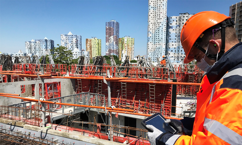 Habitat Résidentiel réalise au sein de la ZAC Charcot (Lot 17), aux portes de Paris La Défense, 235 logements pour Bouygues Immobilier. Située dans le nouvel éco quartier des Bergères, la Résidence « Sublime » sera composée d’une tour monumentale de 18 étages. Derrière des façades aux matériaux nobles (pierre de noyant de taille sur les murs de soubassement, charpente en bois, couverture en zinc), des appartements d’exception s’organiseront autour d’un étang ! En arrière-plan du chantier, on aperçoit les tours Nuages conçues par l’architecte Emile Aillaud et emblématiques de la ville de Nanterre. // Maître d’ouvrage : Bouygues Immobilier - Architectes : Xavier Bohl et Atelier Gera. Au sein de la ZAC Charcot (Lot 17), aux portes de Paris La Défense, Habitat Résidentiel réalise 235 logements pour Bouygues immobilier. Située dans le nouvel éco quartier des Bergères, la Résidence « Sublime » sera composée d’une tour monumentale de 18 étages. Derrière des façades aux matériaux nobles (pierre de noyant de taille sur les murs de soubassement, charpente en bois, couverture en zinc), des appartements d’exception s’organiseront autour d’un étang ! En arrière-plan du chantier, on aperçoit les to