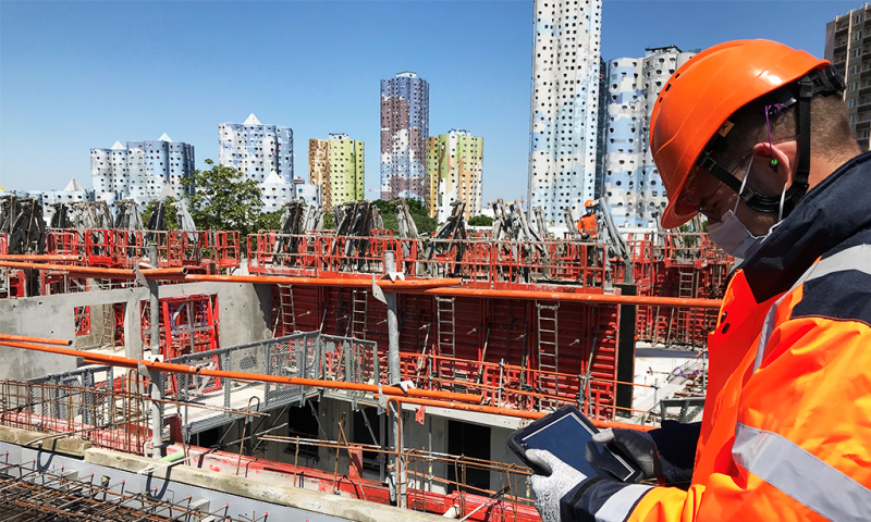 Au sein de la ZAC Charcot (Lot 17), aux portes de Paris La Défense, Habitat Résidentiel réalise 235 logements pour Bouygues immobilier. Située dans le nouvel éco quartier des Bergères, la Résidence « Sublime » sera composée d’une tour monumentale de 18 étages. Derrière des façades aux matériaux nobles (pierre de noyant de taille sur les murs de soubassement, charpente en bois, couverture en zinc), des appartements d’exception s’organiseront autour d’un étang ! En arrière-plan du chantier, on aperçoit les to