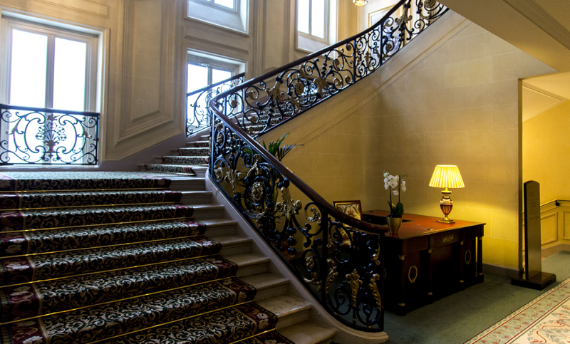 Hôtel Intercontinental (Paris 9ème) : Cet escalier vous guidera dans une des 223 chambres et suites de cet hôtel emblématique, où les équipes de Rénovation Privée a su moderniser les chambres avec de nouvelles commodités et technologies tout en conservant le patrimoine unique de l’hôtel. Architectes : ERTIM et Pierre-Yves Rochon.