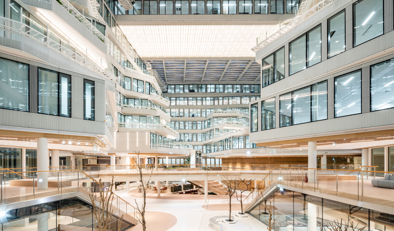 L'atrium central de Bridge de 5 000 m² est conçu comme une place intérieure sur laquelle ouvrent les bureaux, les plateaux, les salles de réunion et les espaces RIE.