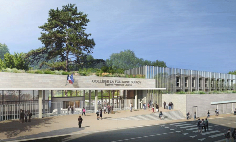 Collège Fontaine du Roy à Ville d'Avray : nos équipes réhabilitent ce collège construit en 1973 et pouvant accueillir 600 élèves, en site occupé. Le collège existant est restructuré par moitiés successives et prolongé grâce à deux extensions neuves avec notamment la reconstruction d’un bâtiment de logements de fonction en bois. En composant avec l’existant et avec la conservation des structures, les équipes ont réalisé des économies et réinvesti l’argent dans des matériaux nobles et robustes : les façades en pierres calcaires des extensions et les façades en cassettes aluminium poli (Maîtrise d’ouvrage : Conseil Départemental des Hauts-de-Seine / Maîtrise d’œuvre : Epicuria Architectes).