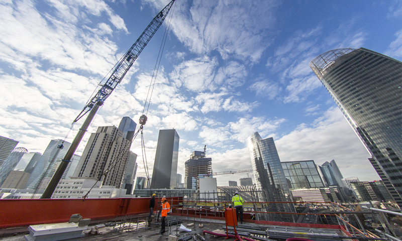 Aux abords du boulevard Circulaire, le futur immeuble Latitude offre une vue sur les tours de Paris La Défense. Les travaux comprennent la rénovation des 8 niveaux de superstructure en bureaux et la création d’extensions en étages ainsi que la transformation d’un parking existant en rez-de-chaussée en hall, RIE et espace de co-working ouvert au public. // Maîtrise d’ouvrage : SCI Boulevard Guyenemer - Architecte : STUDIOS Architecture.