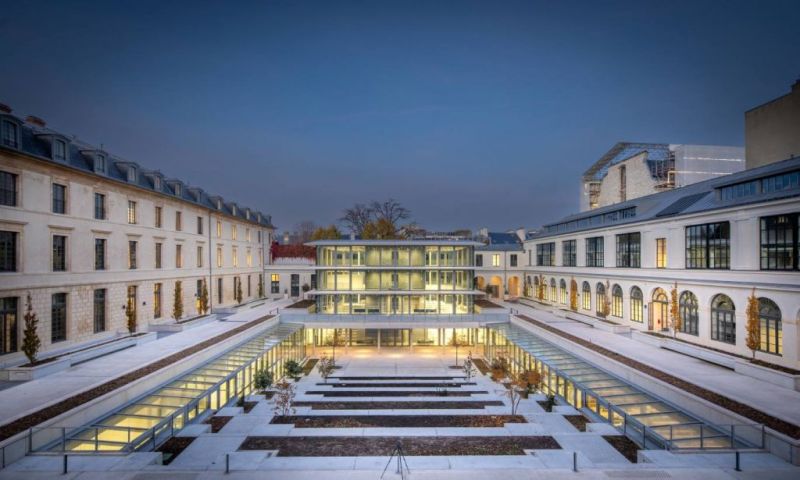 Campus Sciences PO : 4 ans ont suffi à nos équipes pour rénover ce site classé Monument Historique pour le compte de Sogelym Dixence ! Les travaux ont consisté en la restauration du bâti existant classé en pierre de taille avec création de verticalités, renforcement de planchers, construction de niveaux d’infrastructure dans les cours, ainsi que la construction d’un bâtiment neuf R+2 : 14 000 m² de surface de plancher, 1 000 m² de bibliothèque, 4 900 m² d’espaces extérieurs et végétalisés avec Mugo Paysage. (Maîtrise d’Ouvrage : Sogelym Dixence / Maîtrise d’Œuvre : Wilmotte & Associés, Moreau Kusunoki, Sasaki et Pierre Bortolussi).