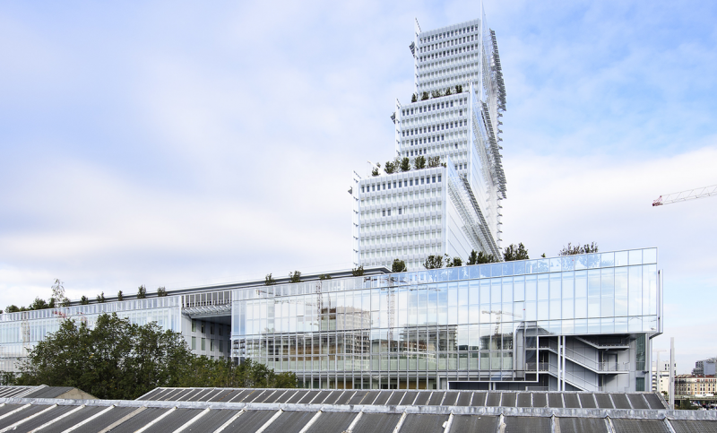 Tribunal de Paris : Le socle forme un ensemble de 160 mètres de hauteur s’ouvrant sur un ample parvis de 6 000 m². Le Tribunal de Paris est accessible au public et regroupe 92 salles d’audience ainsi qu’une salle des pas-perdus (large vestibule) de 5 000 m² entièrement visible de l’extérieur au travers de ses immenses baies vitrées.