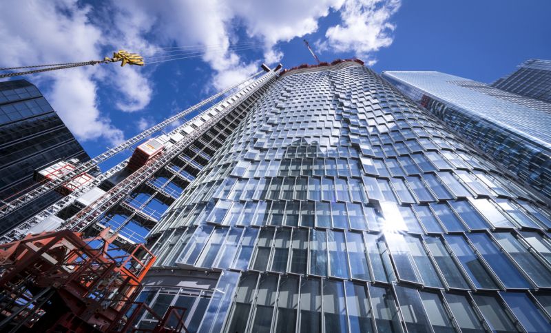 Tour Alto : Pensée par Linkcity, la Tour Alto, est un sacré défi ! Avec 38 étages répartis sur 150 mètres, elle s'intègre dans la Skyline des IGH de Paris-La Défense. Sa surface totale atteint 51 000 m², variant de 600 m² en pied de tour et jusqu’à 1 900 m² à sa tête.