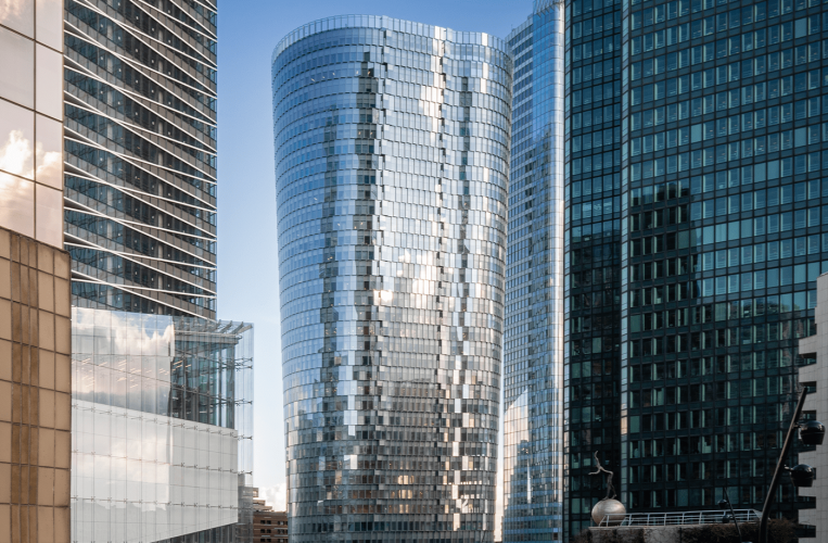 Tour Alto : Immeuble de bureaux imaginé par IF Architectes et développé par Linkcity, la Tour Alto se démarque par sa façade habillée d’écailles de verre et par sa forme singulière en cône inversé. Les formes de la tour s’appuient sur les contraintes spatiales du site et optimisent l'espace disponible et les possibilités offertes par le PLU.