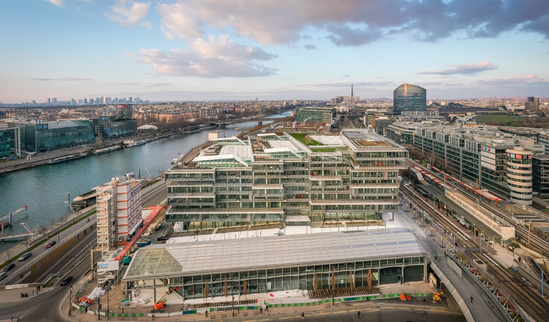 Depuis le ciel, il est possible d'admirer non seulement les alentours de Bridge, mais également un aperçu de ses 3 000 m² de terrasses. 